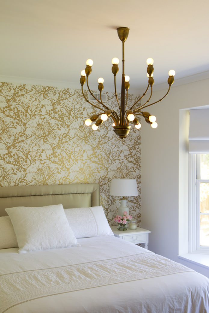 Goldene Akzentwand im Schlafzimmer
