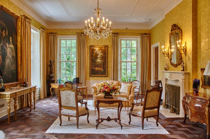 Gelb-goldene Tapete in einem klassischen Interieur