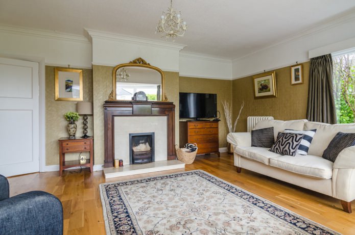 Wohnzimmer mit goldenen Wänden und Kamin