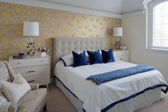 Gelb-beige Tapete im Schlafzimmer