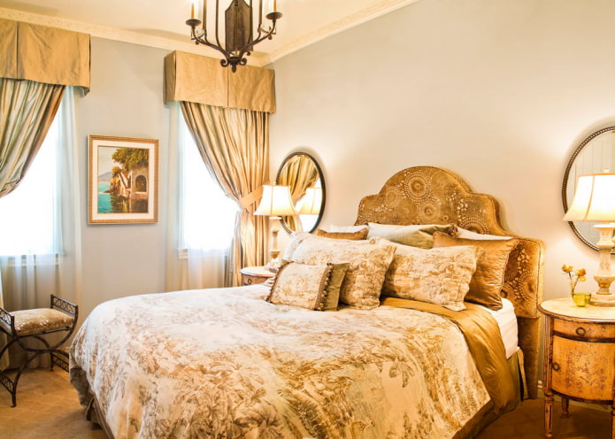 Goldene Vorhänge im Schlafzimmer