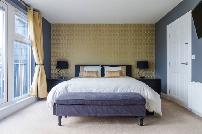 Goldene Vorhänge mit Ösen im Schlafzimmer