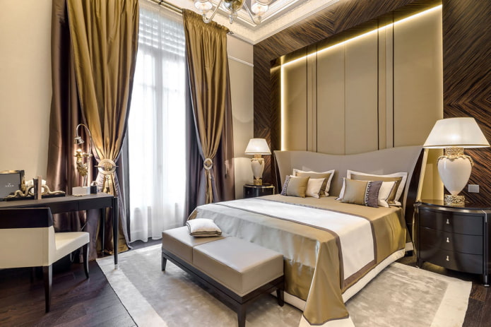 braune und goldene Vorhänge im Schlafzimmer