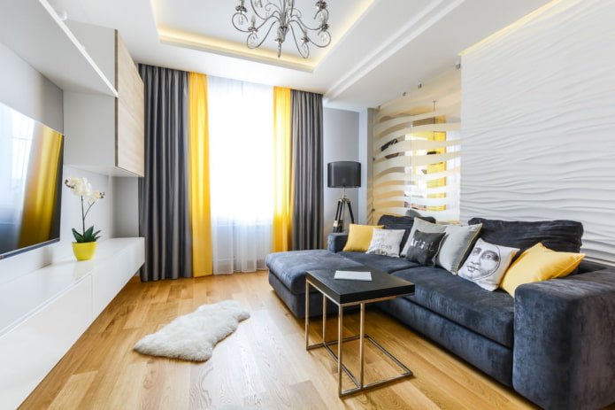 graue und goldene Vorhänge im Wohnzimmer