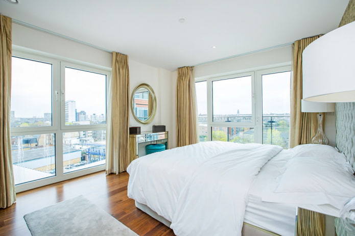Goldene Vorhänge im Schlafzimmer