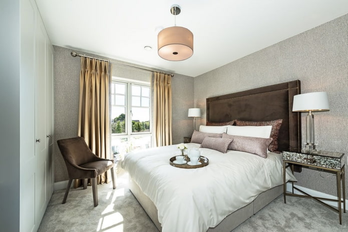 Einfarbige goldene Vorhänge im Schlafzimmer