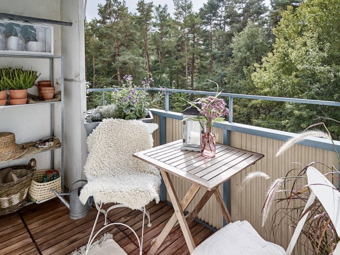 Ein Platz für Tee auf dem Balkon