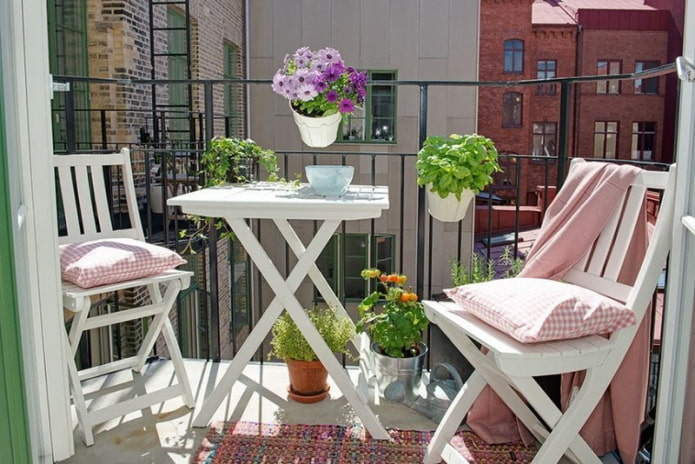 Tisch und Stühle auf dem Balkon