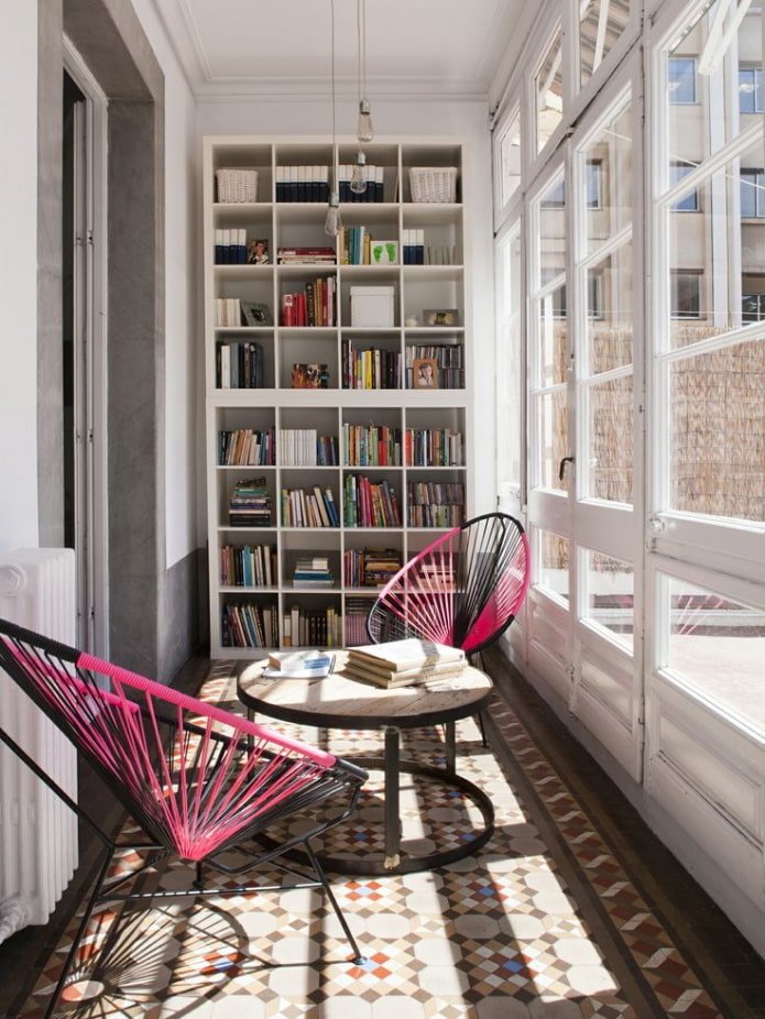 Minibibliothek auf dem Balkon