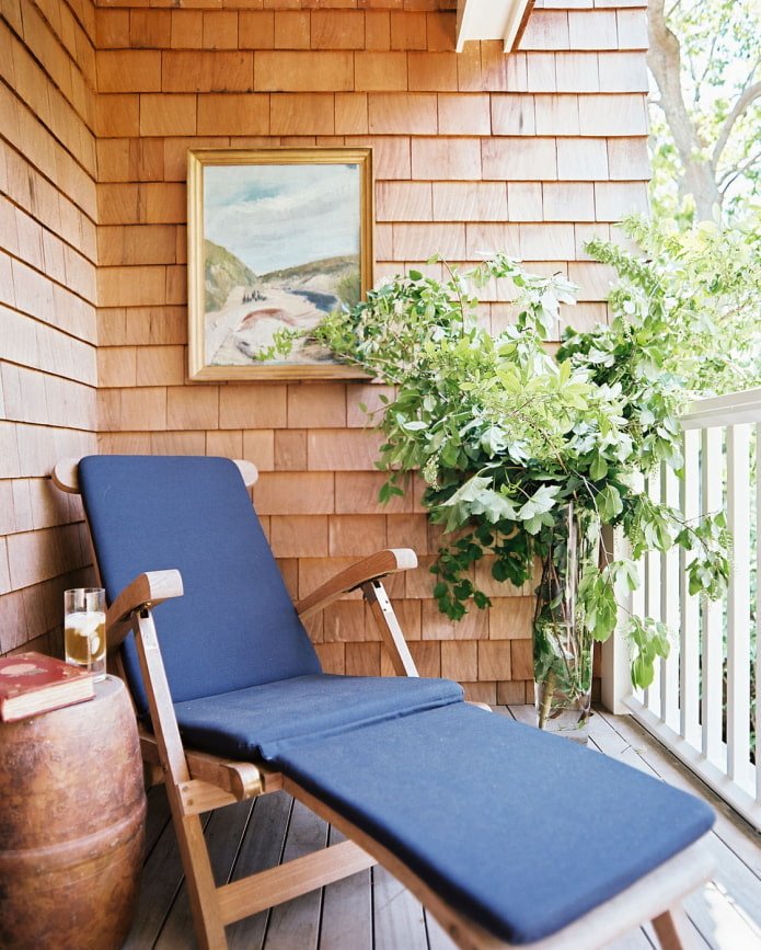 Chaiselongue auf dem Balkon