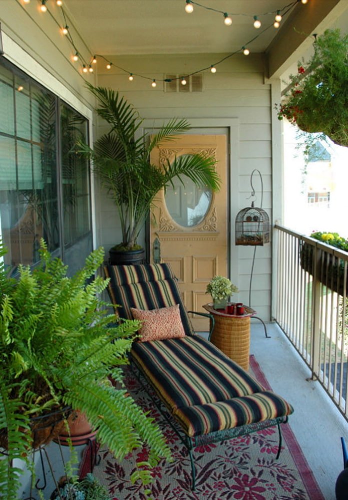 Chaiselongue auf dem Balkon
