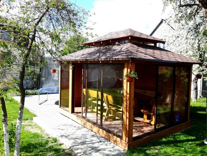 geschlossener Pavillon an einem Sommerhaus