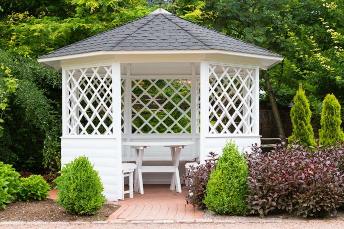 offener Pavillon mit Tisch