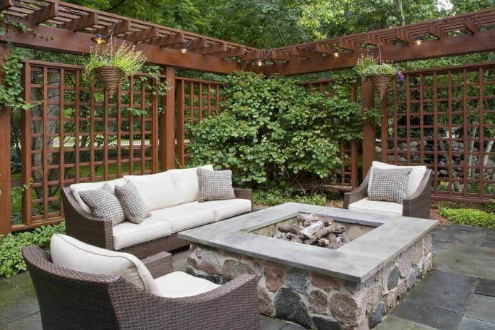 Terrasse im Garten mit Feuerstelle