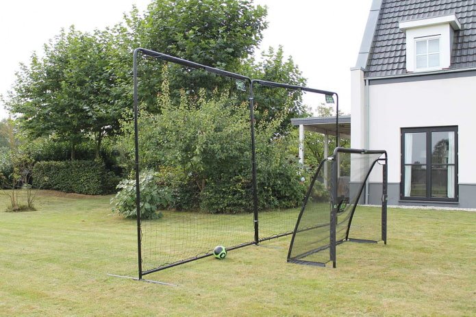 Fußballplatz auf dem Grundstück