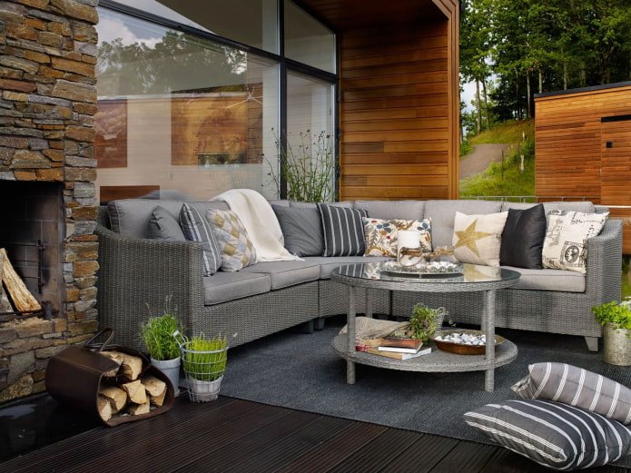 Ruhebereich auf dem Land mit Sofa