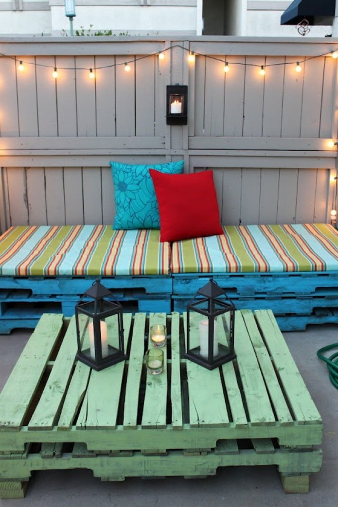 Sofa und Tisch aus Paletten