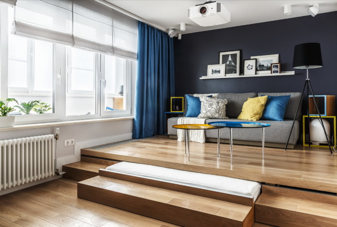 Wohnzimmer mit Podium und Bett
